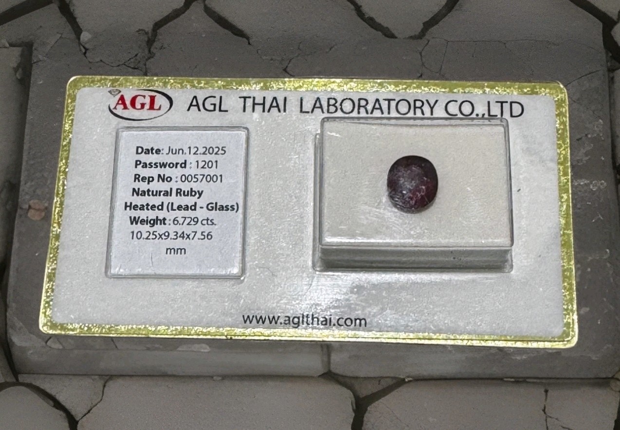 Natural oval red ruby ​​weighing 6.729 carats with AGL certification